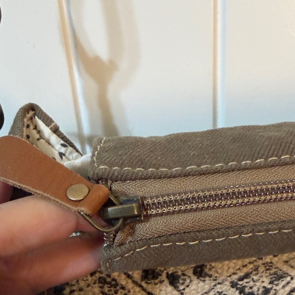 Spell Bound Messenger Bag in Olive green and Leather - Picture 11 of 16